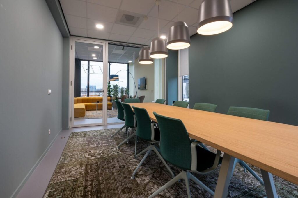 Office in business center image 2